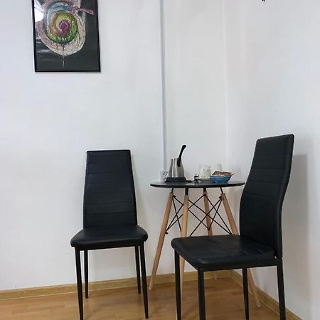 In The Center Of The City 2Rooms Tbilisi Bagian luar foto